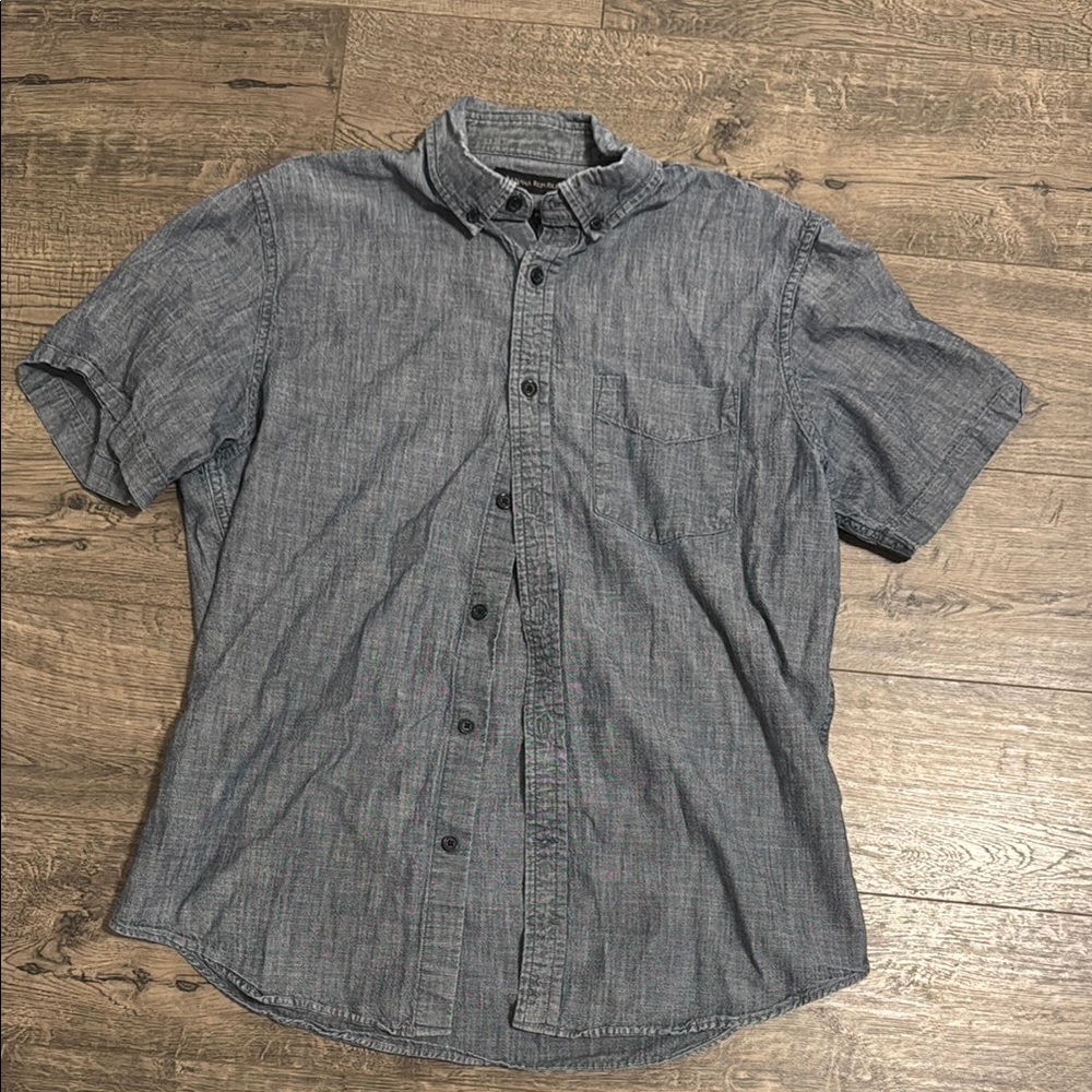 Men's Gray Button-Up Shirt